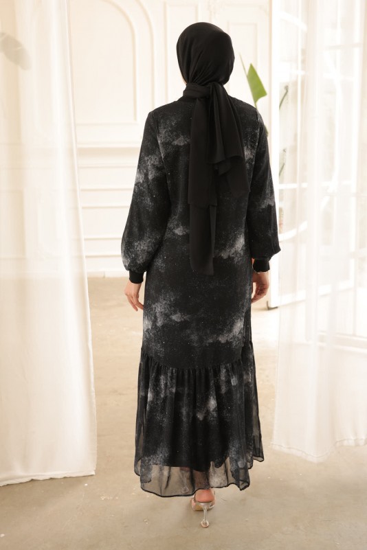 Siyah Eteği Katlı Desenli Şifon Elbise