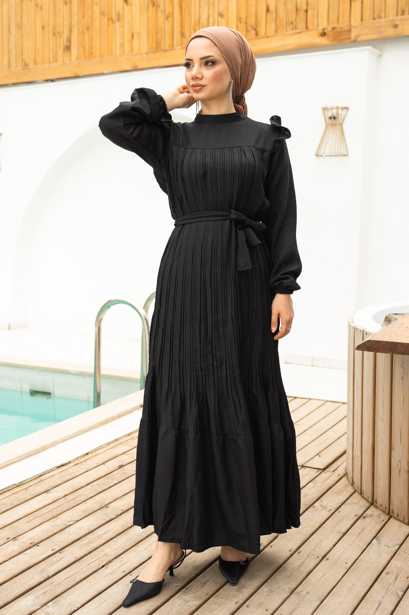 Siyah Fırfırlı Piliseli Kuşaklı Elbise
