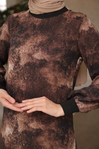 Kahverengi Eteği Katlı Desenli Şifon Elbise