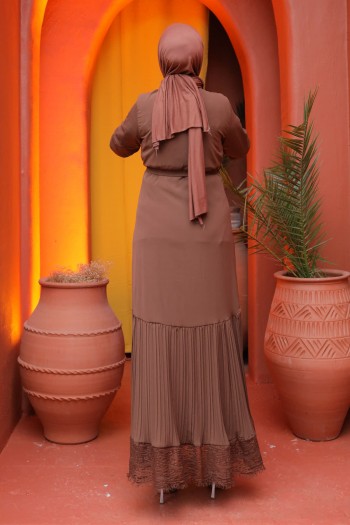 Kahverengi Taşlı Piliseli Güpürlü Şifon Elbise