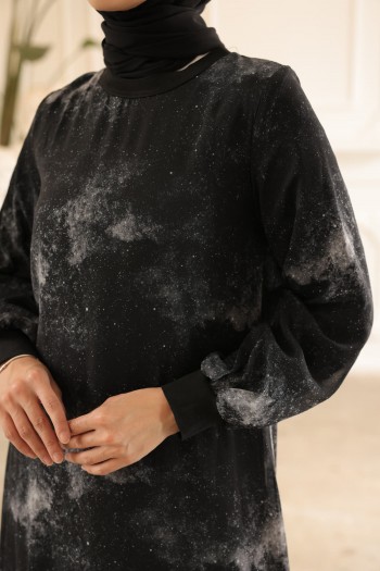 Siyah Eteği Katlı Desenli Şifon Elbise