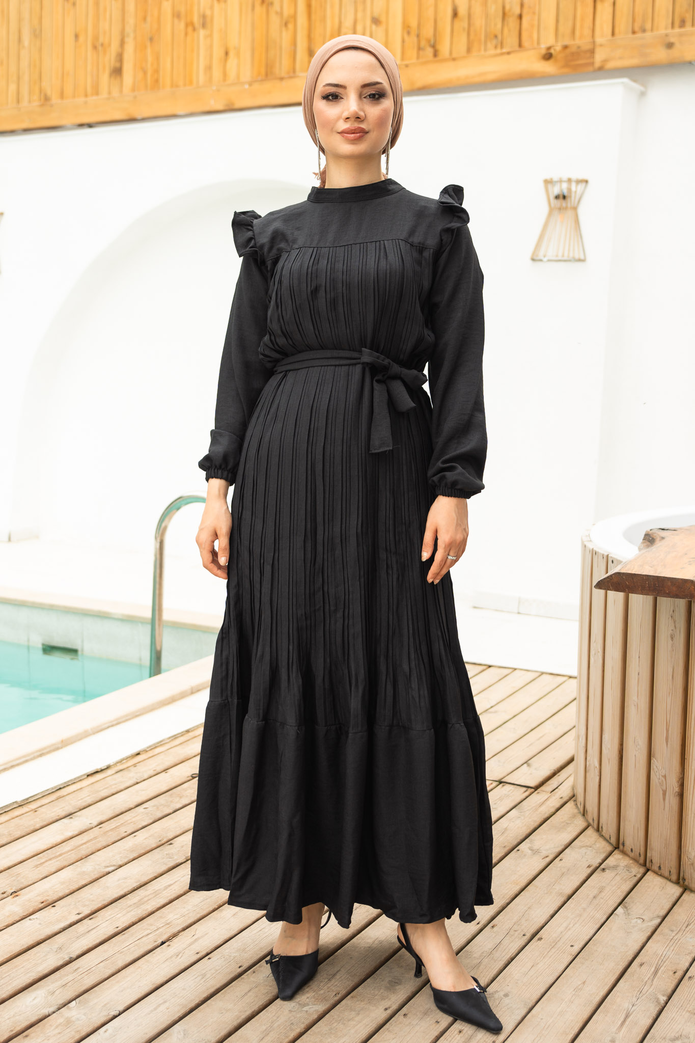 Siyah Fırfırlı Piliseli Kuşaklı Elbise